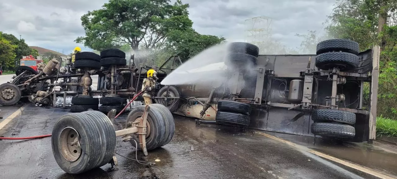 Carreta tomba, pega fogo e interdita BR-040 em Juiz de Fora nesta terça-feira